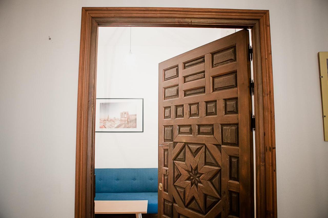 Frenteabastos Suites Cafe Hostal & Apartments カルモナ エクステリア 写真